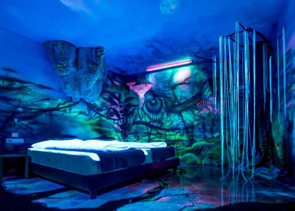 световой дизайн интерьеров и шоу фосфорными красками Спектр