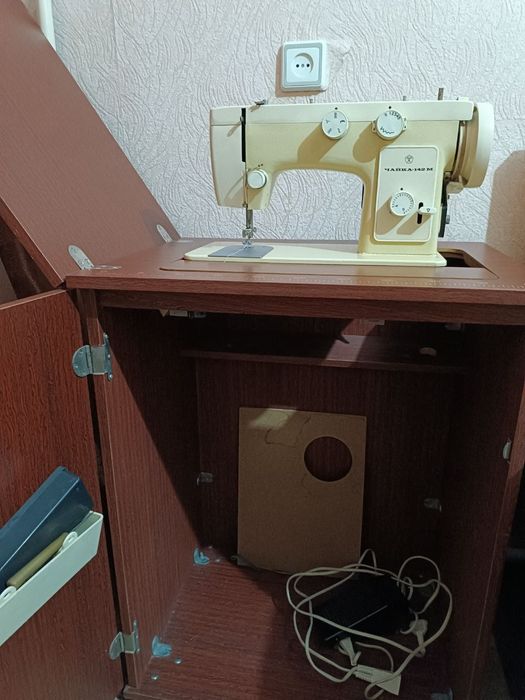 Швейная машинка электрическая "Чайка" с тумбой
