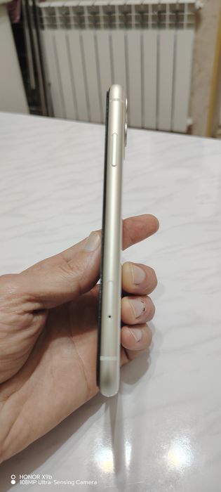 Продам айфон 11 с коробкой белого цвета