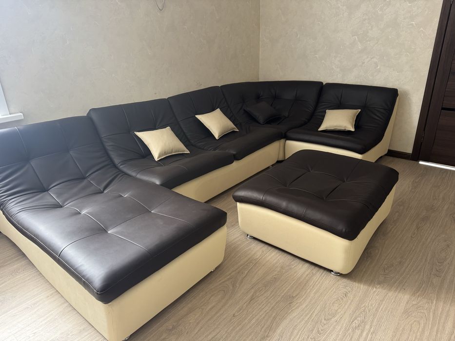 Угловой кожаный диван