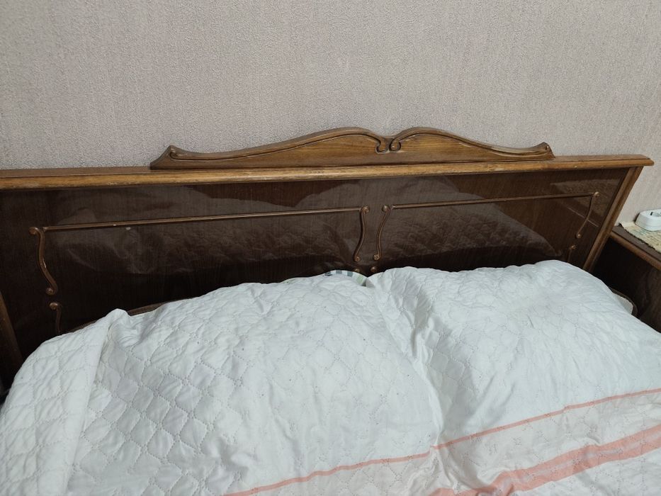 Двуспальная кровать с матрацами