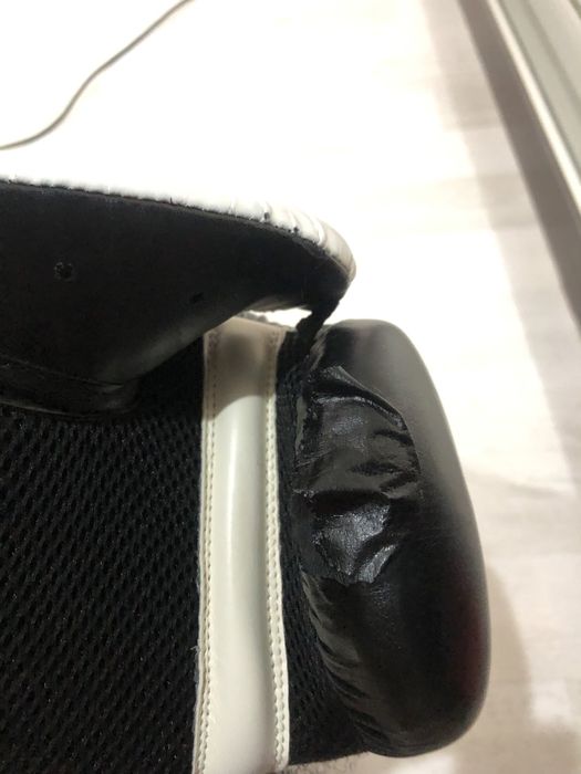 Боксерские перчатки и шлем, комплект