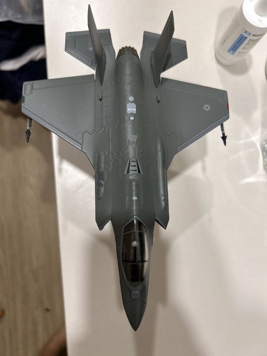 Модель самолета f-22