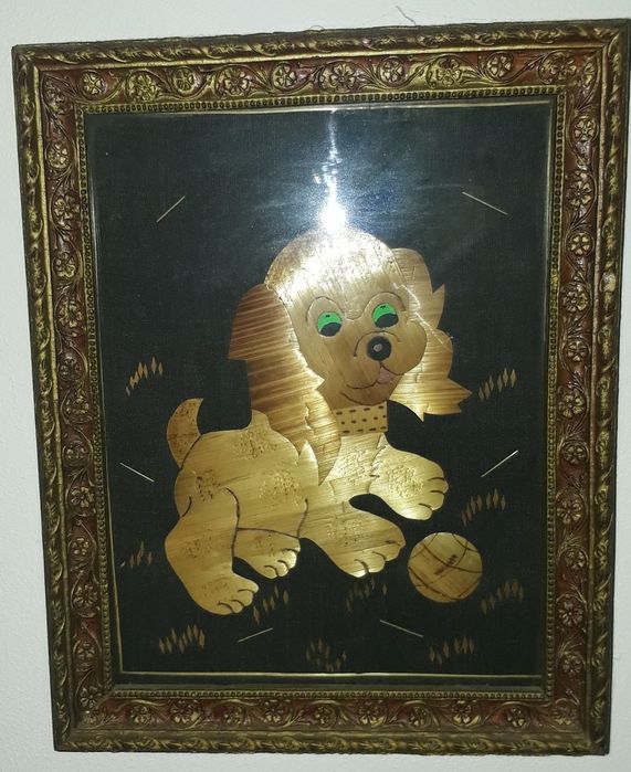 Tablouri artizanale din paie realizate manual.