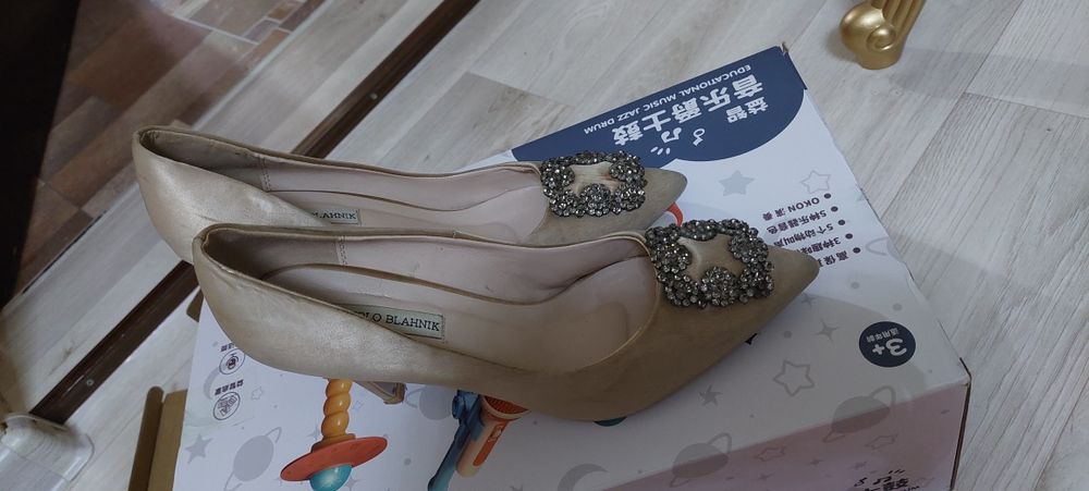 Аяк киымдер сатылады