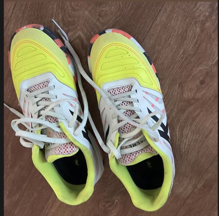 Футбольные кроссовки