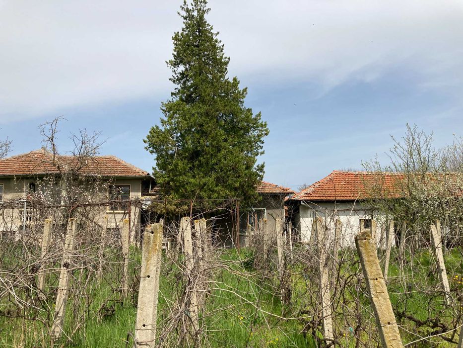 Къща с двор в Хотница – отлична локация, реална цена