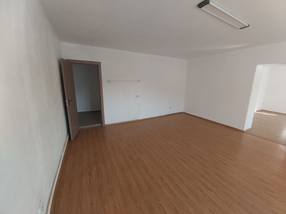 Inchiriez spatiu la casă