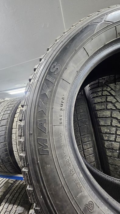 Продам комплект шин 235/65/17