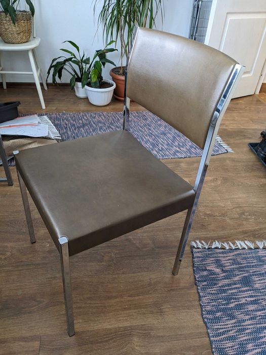 Scaun îmbrăcat în piele, cu picioare din metal