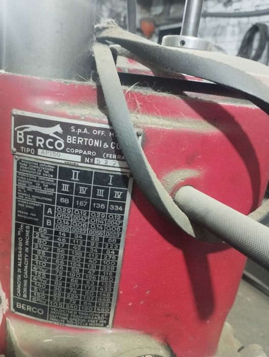 Вертикално разстъргваща машина