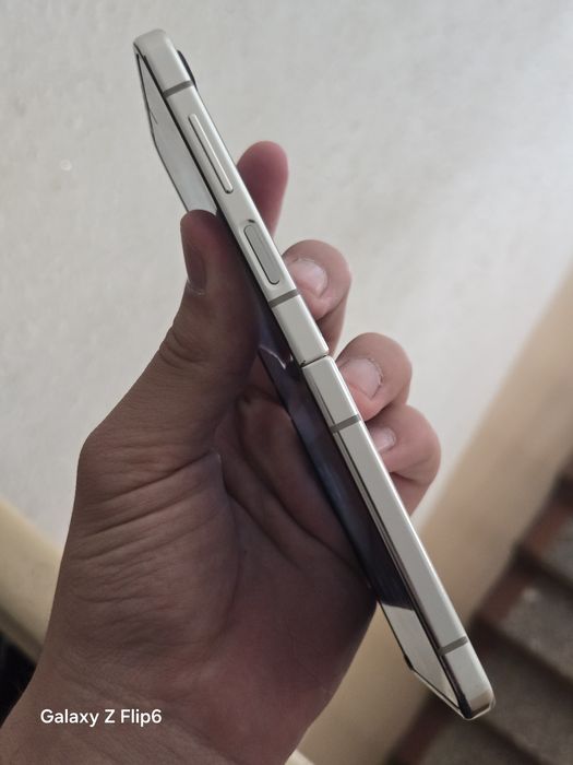 Samsung Galaxy Z Flip 5 330$