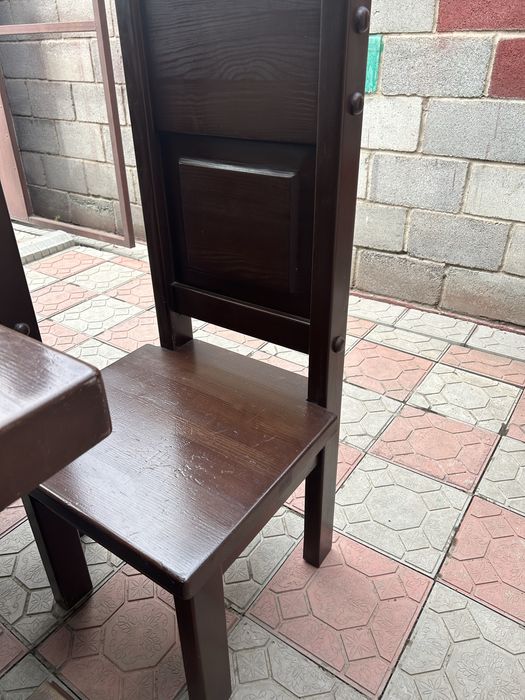 Стол и стулья для гостинной