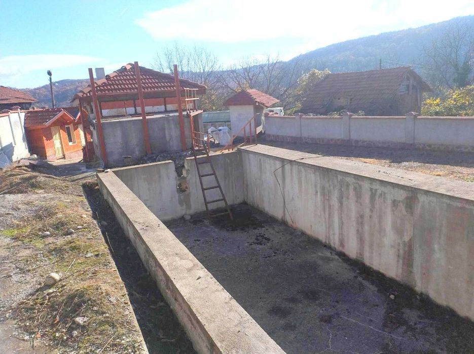 Продавам УПИ с  4 масивни къщи  и 3 постройки в с.Славщица до ЛОВЕЧ