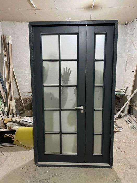 Shovrumda turgan eshiklar sotiladi