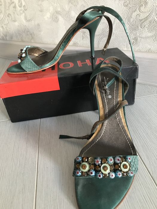 Босоножки на тонком каблучке