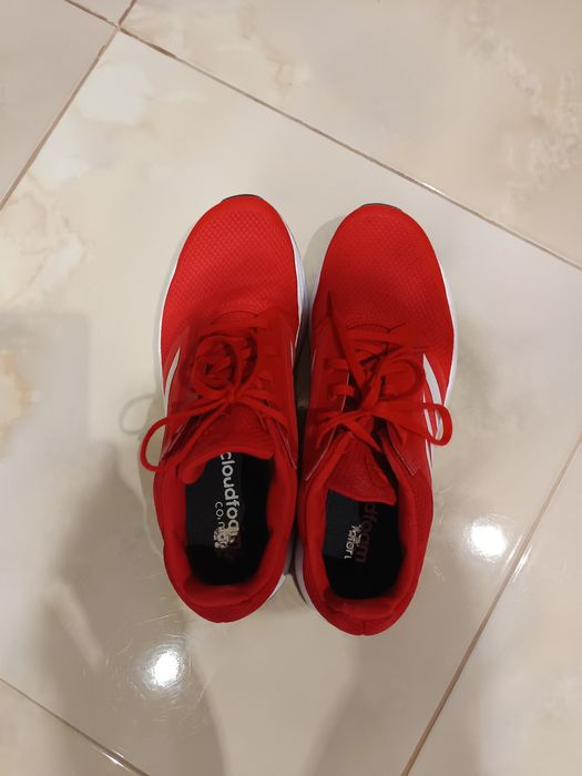 Адидас червени 43 1/2 подарък червена чанта Адидас.