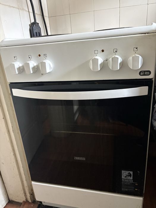 Продавам печка Zanussi