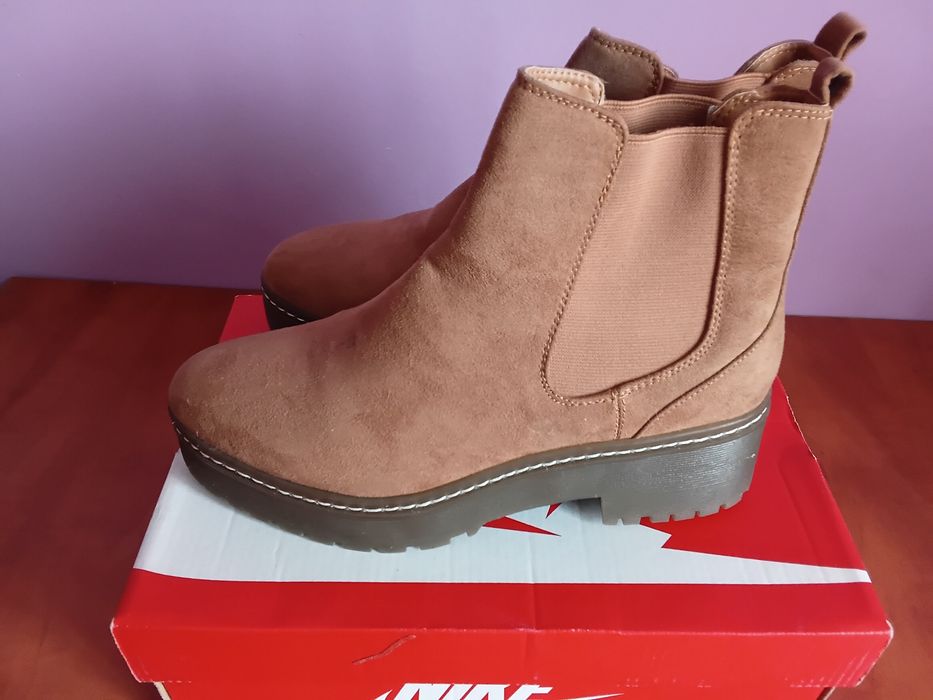 Vànd Ghete Dama Bershka  Marimea 38 Italia  Noi