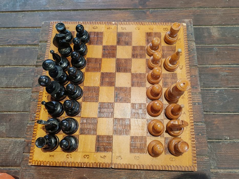 Дървен шах ,2 комплекта фигури,липси