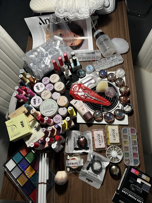 Vând kit complet pentru manichiură cu gel / ojă semipermanentă