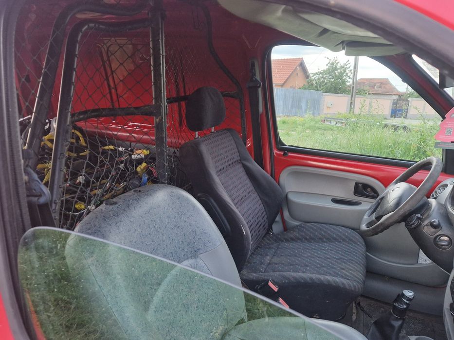 Dezmembrez renault kango