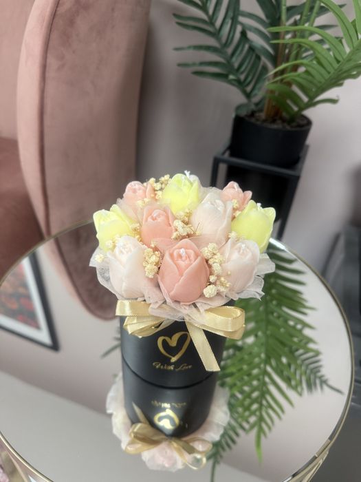 Букети и подаръци свещ под форма на цветя и мечета