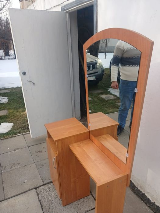 Тумбочка с зеркалом