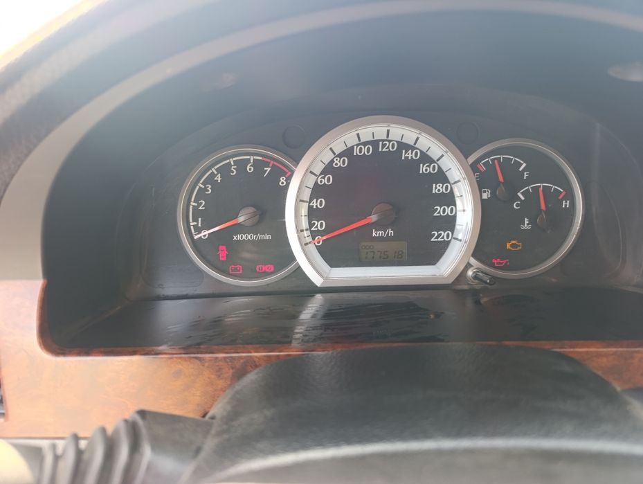 Lacetti 1.8 sotiladi