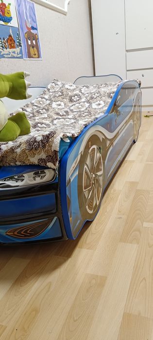 Продам кроватку детскую машинка.