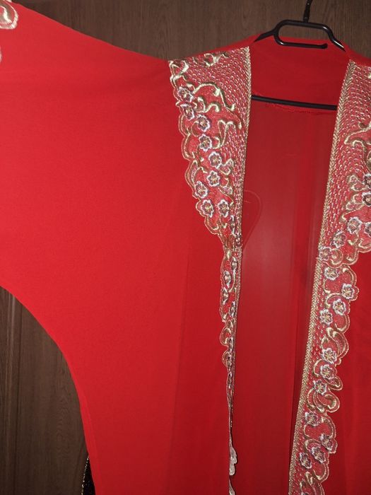 Capot deosebit,rosu,marime mare 50-54