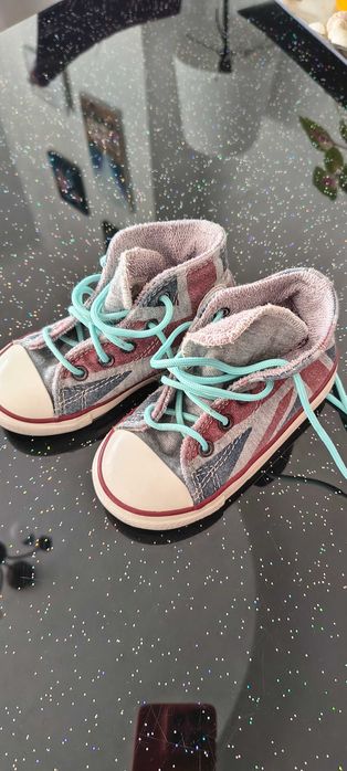 Подарявам детски обувки.