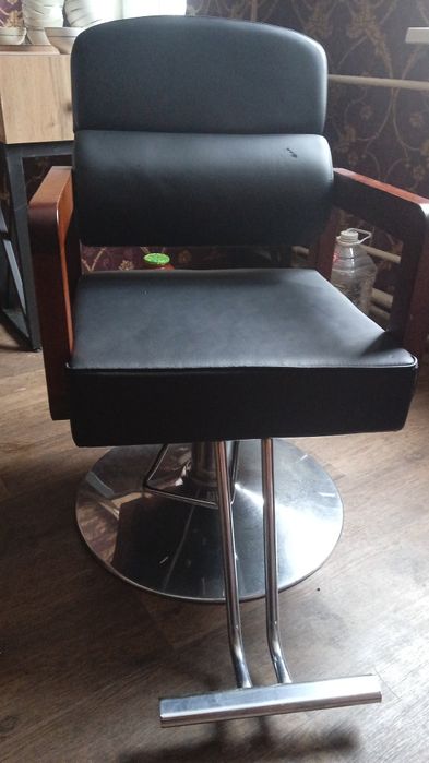 Продам кресло парехмахерское срочно