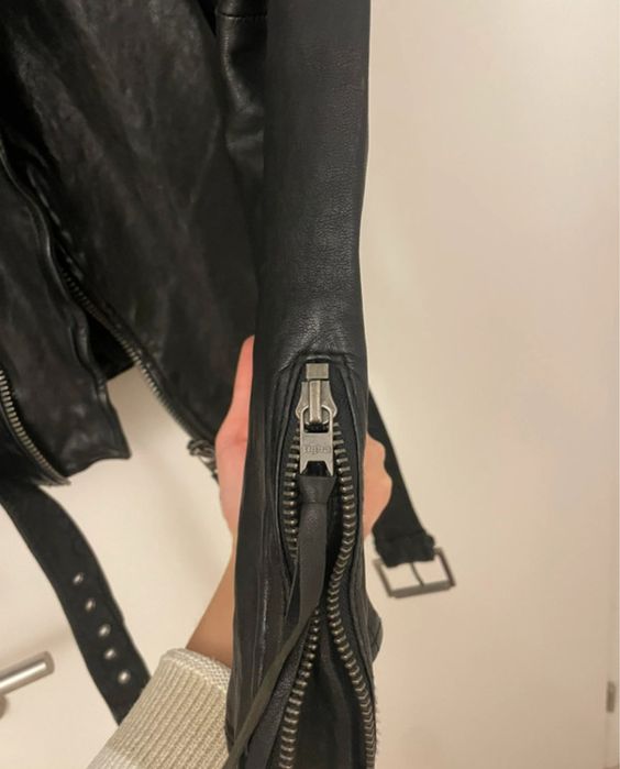 Geaca din piele Tigha marimea L .masuri mici .