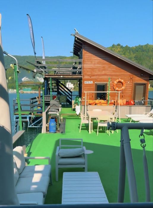 Ponton cu plaja complet echipate