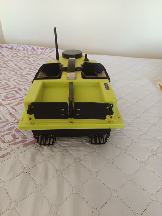 Лодка за захранка Flytec, шаранджийска с GPS-обхват 300 метра