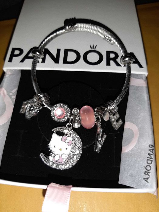 Bratara Hello Kitty roz in cutie cadou cu multe charm-uri stralucitoar