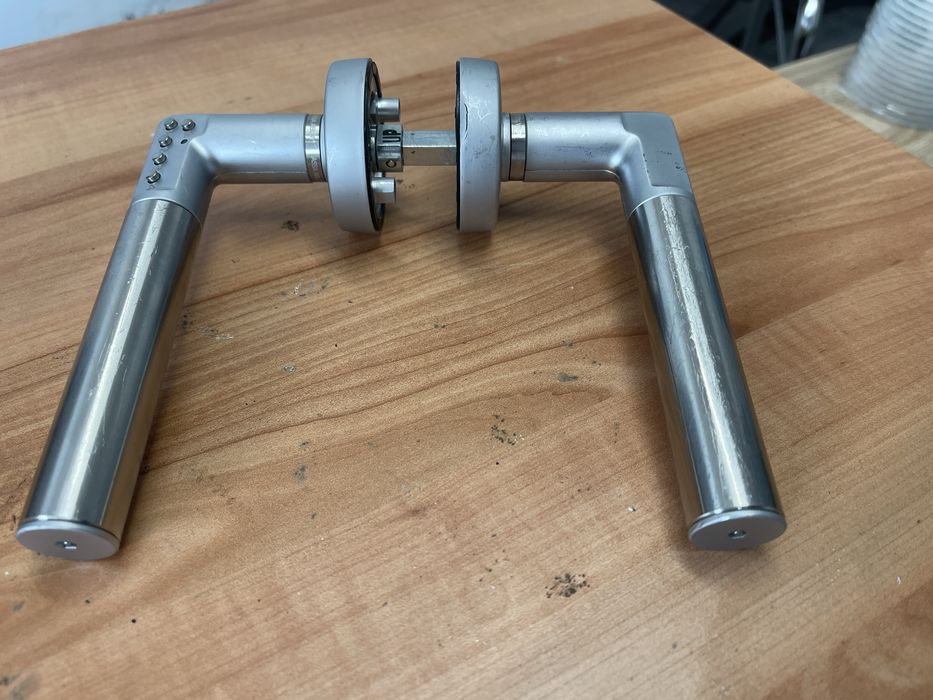 Maner inteligent cu cod clanță