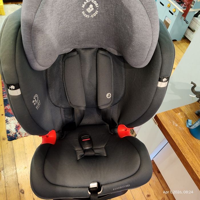 Детско столче за автомобил / кола. Maxi Cosi made in Italy.