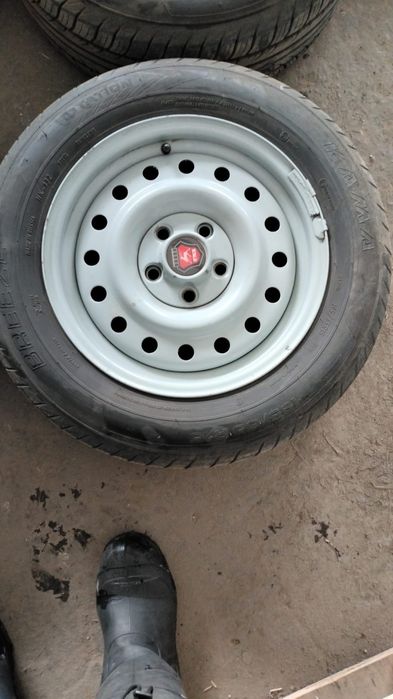Продам резину с дисками на Волгу
