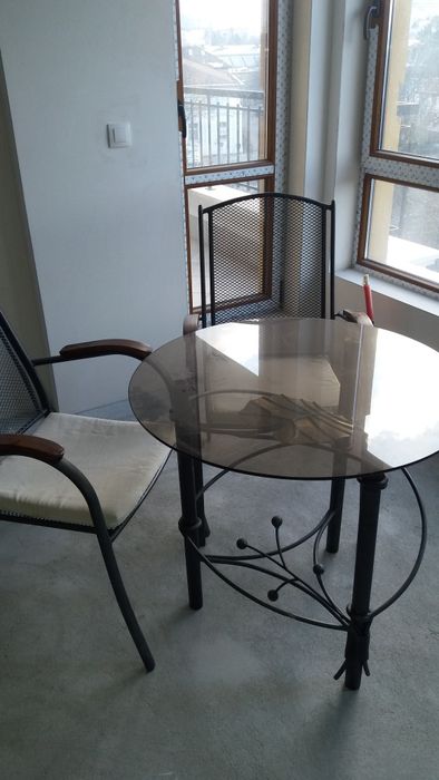 Продавам маса от ковано желязо с два стола