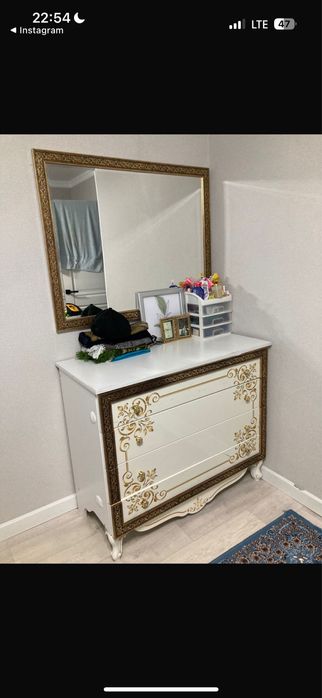 Продается шкаф с комодом и зеркалом