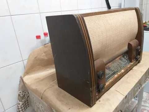 Aparat de radio foarte vechi