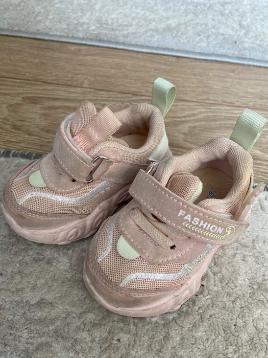 Детские кроссовки