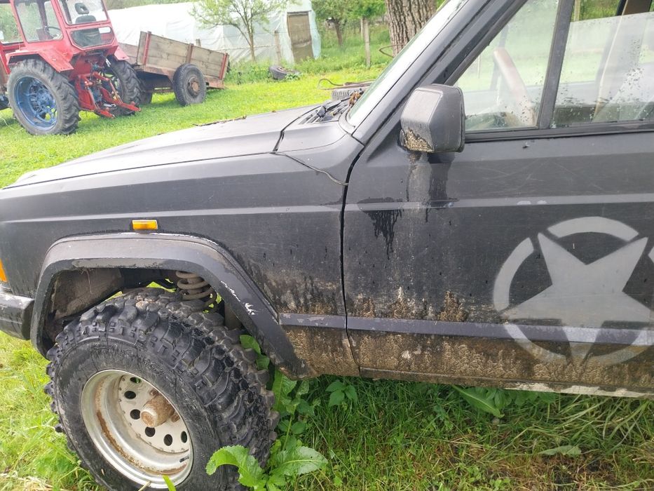 Vând jeep cheroke xj motor 2.1