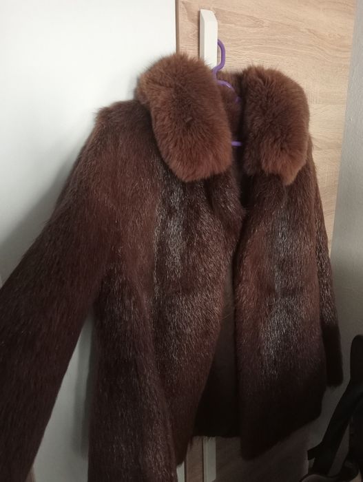 Vând blană naturală de nutrie cu guler de vulpe