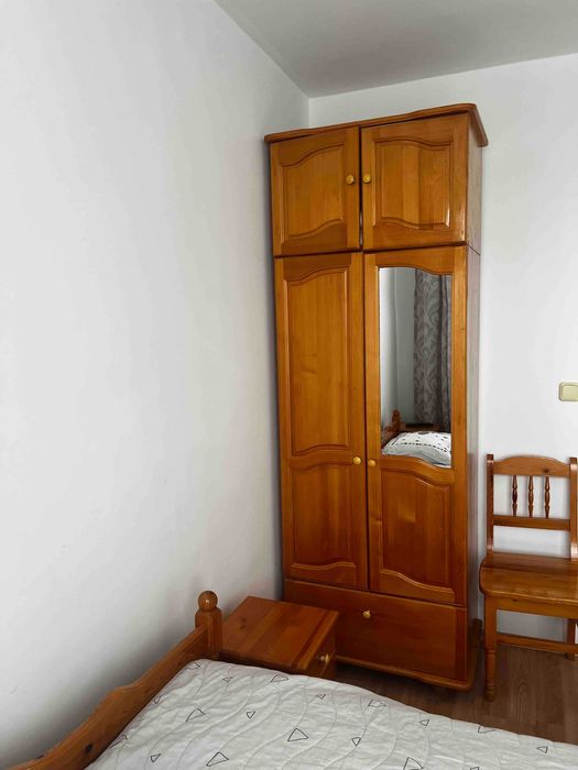 спалня от чам:дв. легло с еднолицев матрак,2 нощ. шкафчета,гардероб.