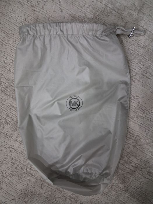 Продам куртку весеннюю размер L