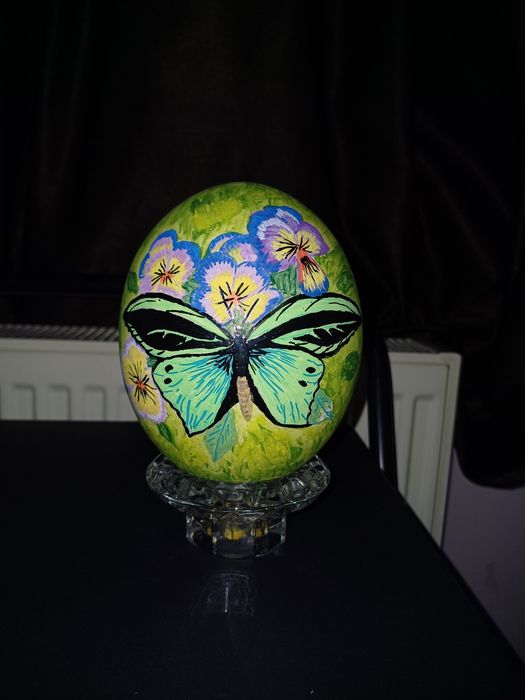 Ou de struț pictat manual.