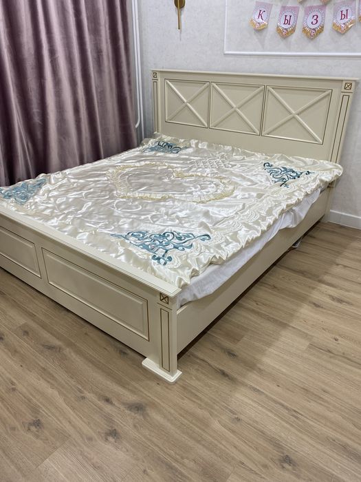 Диван спальный в отличном состояний